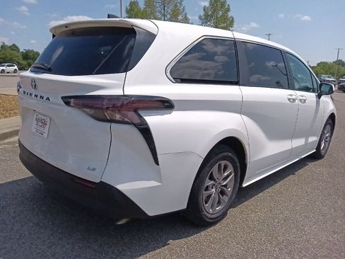 Used 2025 Toyota Sienna LE FWD image 3
