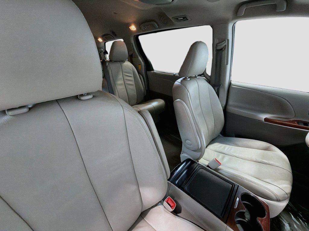 Used 2014 Toyota Sienna XLE FWD image 26