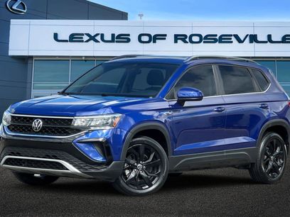 Used 2024 Volkswagen Taos SE w/ Panoramic Sunroof Package