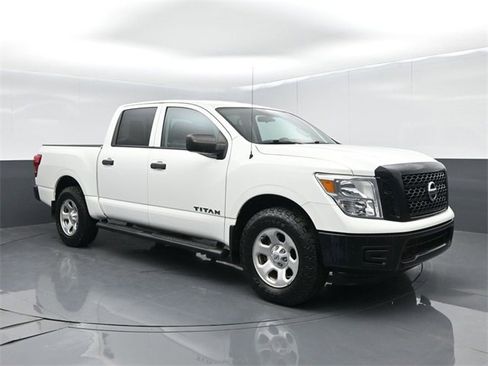 Used 2018 Nissan Titan S image 2