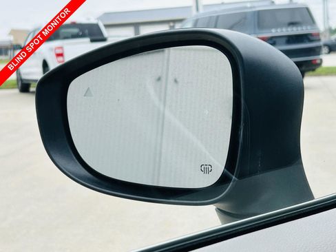 Used 2023 Chrysler Pacifica Touring-L FWD image 9