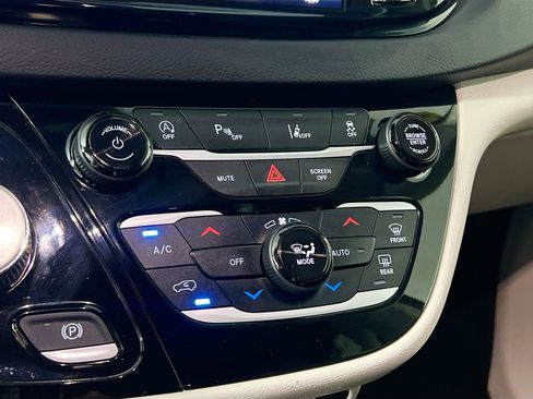 Used 2023 Chrysler Pacifica Touring-L image 27