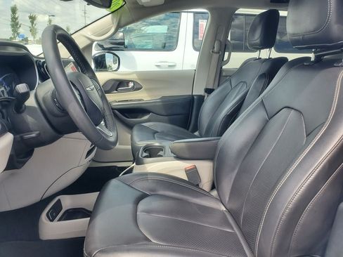 Used 2024 Chrysler Pacifica Touring-L FWD image 5