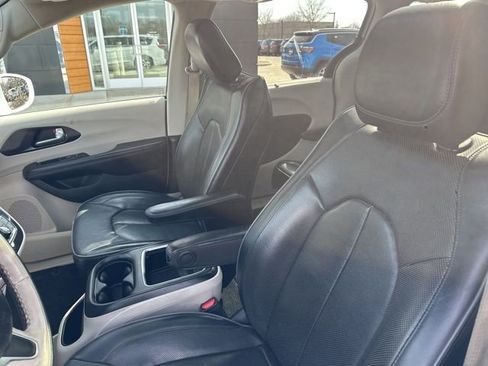 Used 2020 Chrysler Pacifica Limited FWD image 25
