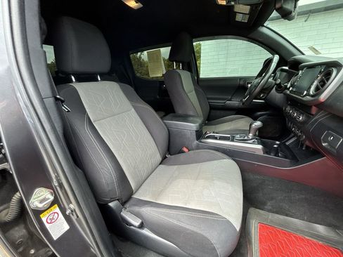 Used 2020 Toyota Tacoma TRD Sport AWD/4WD image 25