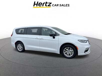Used 2025 Chrysler Pacifica Select