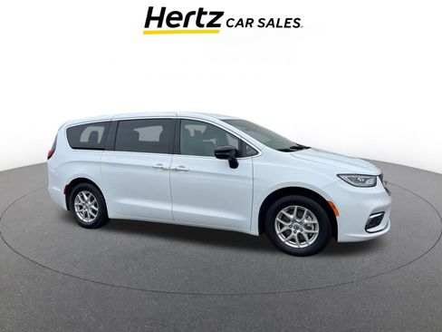 Used 2025 Chrysler Pacifica Select image 1