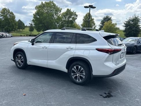 Used 2022 Toyota Highlander XLE AWD/4WD image 6