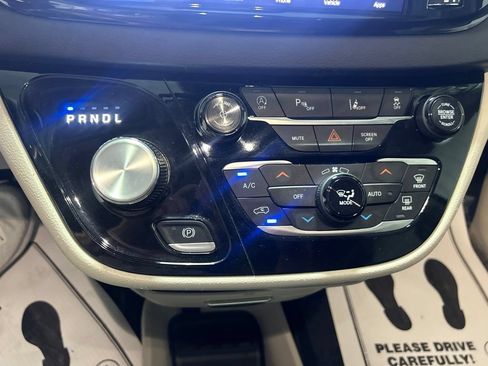 Used 2024 Chrysler Pacifica Touring-L FWD image 27