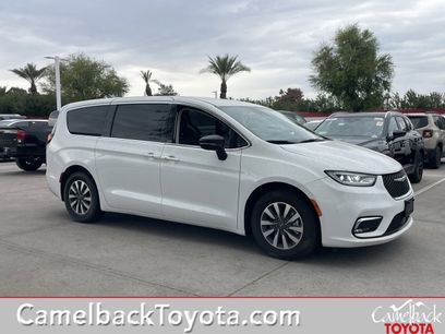 Used 2024 Chrysler Pacifica Select