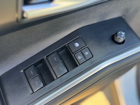 Used 2025 Toyota Highlander XLE image 11