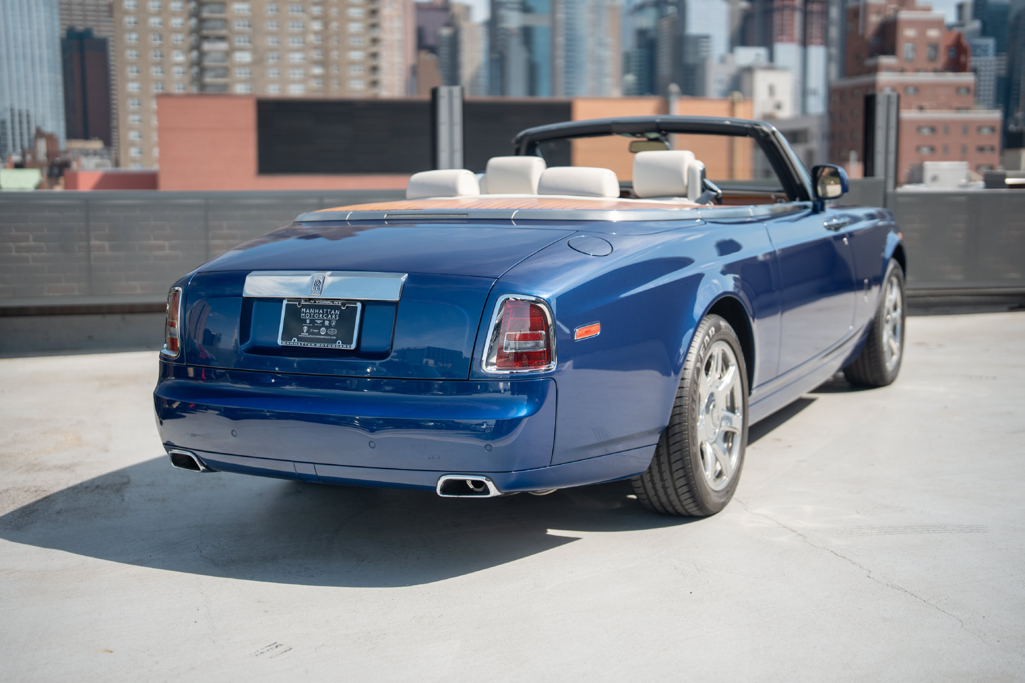 Used 2011 Rolls-Royce Phantom Drophead Coupe RWD image 31
