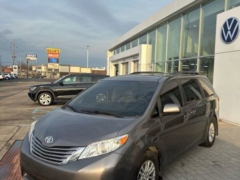 Used 2017 Toyota Sienna XLE image 16