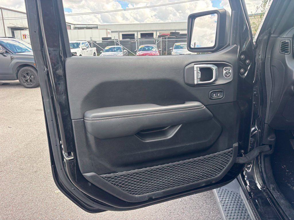 Used 2023 Jeep Wrangler Unlimited Sahara w/ Cold Weather Group AWD/4WD image 10