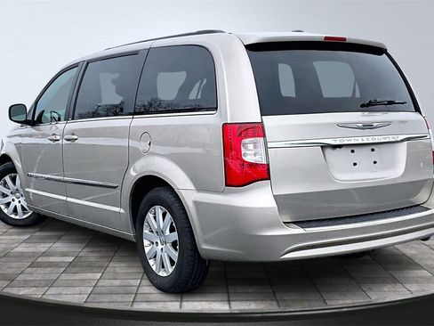 Used 2014 Chrysler Town & Country Touring image 13