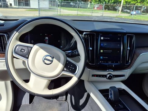 Used 2022 Volvo XC60 B5 Momentum image 7