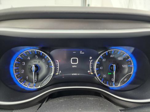 Used 2024 Chrysler Pacifica Touring-L image 11