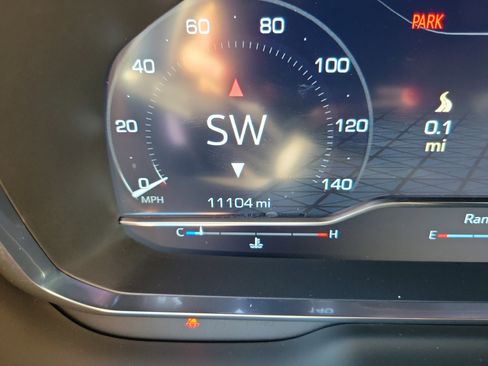 Used 2024 GMC Yukon SLT w/ SLT Luxury Package image 28