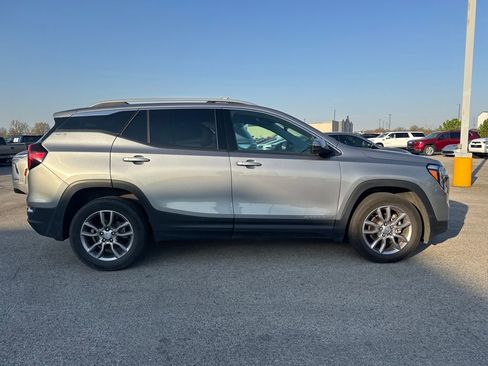 Used 2024 GMC Terrain SLT image 3