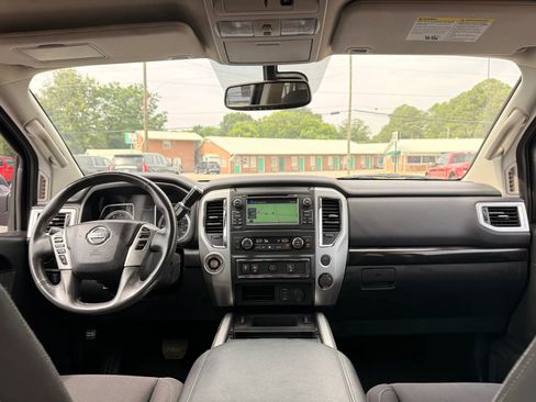 Used 2018 Nissan Titan SV w/ SV Convenience Package RWD image 14