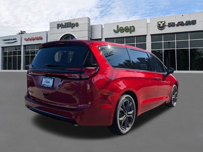 New 2026 Chrysler Pacifica Select