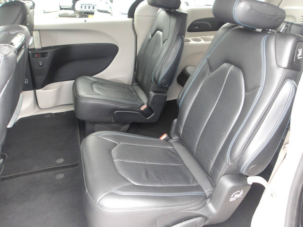 Used 2021 Chrysler Pacifica Touring-L w/ Uconnect Theater Family Group AWD/4WD image 9