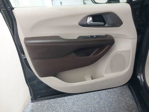 Used 2017 Chrysler Pacifica Touring-L image 21