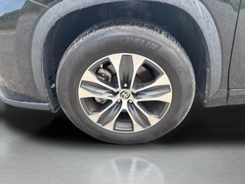 Used 2024 Toyota Highlander XLE FWD image 22