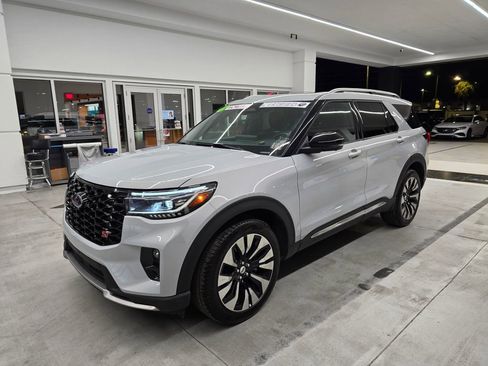 Used 2025 Ford Explorer Platinum w/ LUX Leather Package image 2