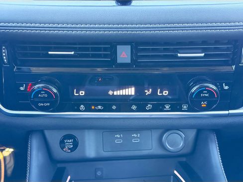 Used 2025 Nissan Rogue Platinum image 34