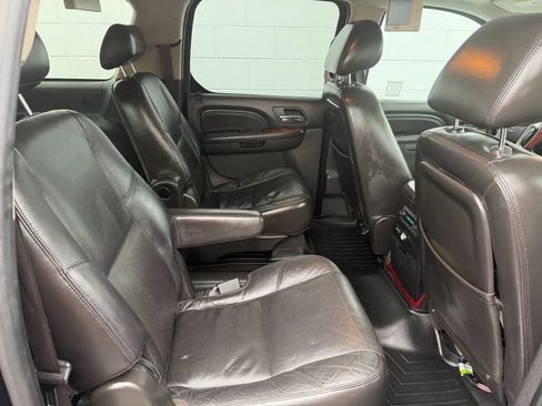 Used 2010 Cadillac Escalade ESV Premium image 17
