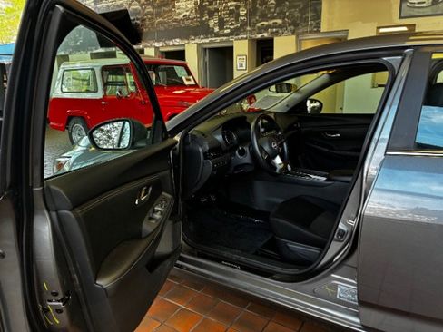 Used 2024 Nissan Sentra SV FWD image 15