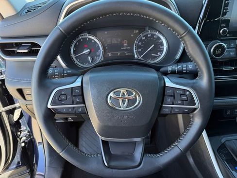 Used 2022 Toyota Highlander XLE image 16