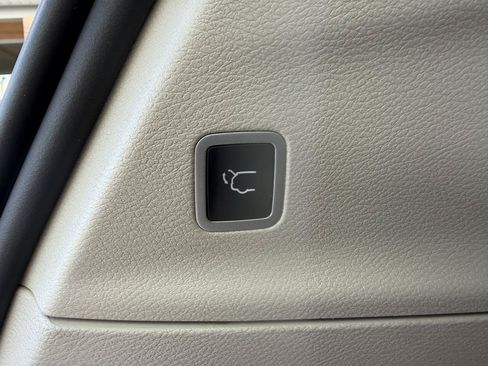 Used 2023 Chrysler Pacifica Touring-L FWD image 7