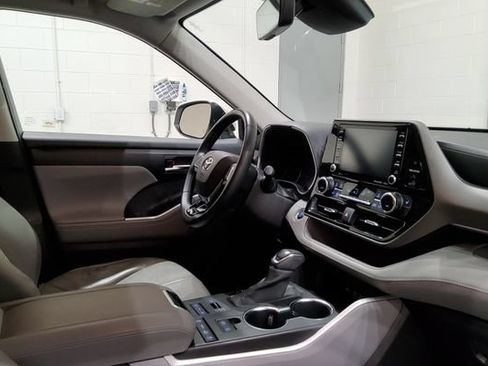 Used 2020 Toyota Highlander XLE AWD/4WD image 13