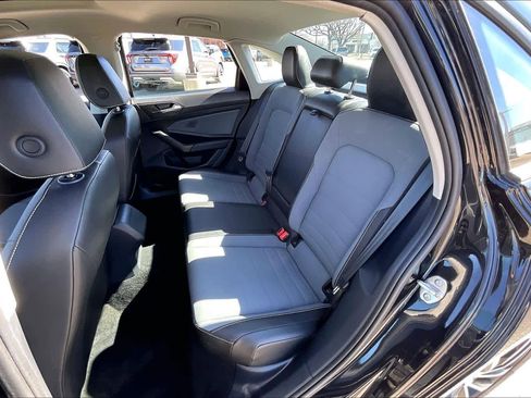 Used 2025 Volkswagen Jetta SE image 21