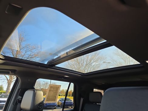 Used 2022 Chevrolet Tahoe Z71 w/ Luxury Package image 32