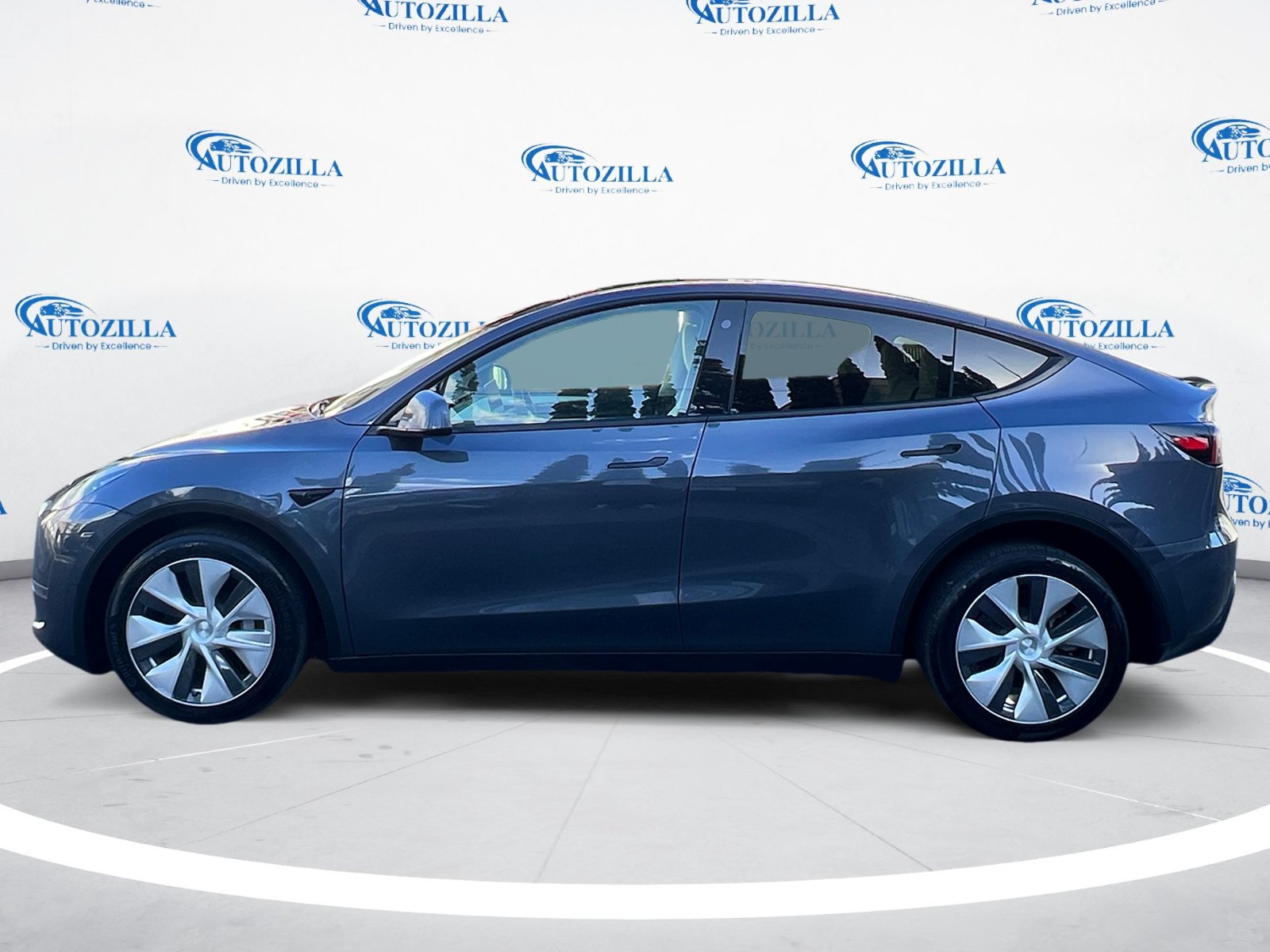 Used 2023 Tesla Model Y AWD image 2