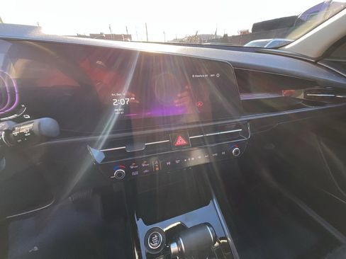 Used 2023 Kia Niro EX image 18