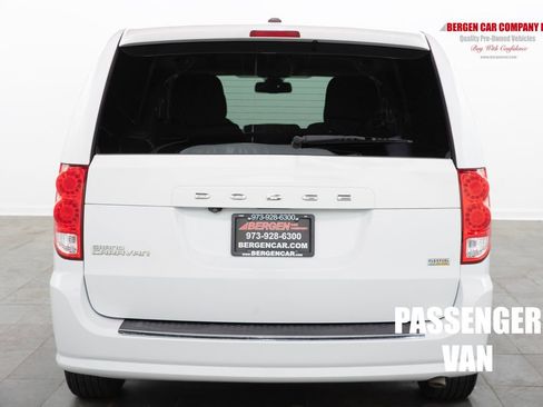 Used 2018 Dodge Grand Caravan SE w/ UConnect Hands-Free Group FWD image 11