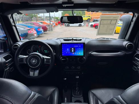 Used 2018 Jeep Wrangler Unlimited Sahara AWD/4WD image 32