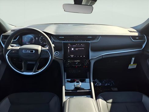 New 2025 Jeep Grand Cherokee Altitude image 8