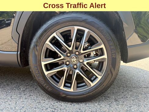 Used 2026 Toyota Corolla Cross XLE AWD/4WD image 9