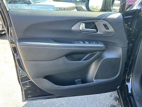 New 2026 Chrysler Pacifica Select w/ S Appearance Package image 11