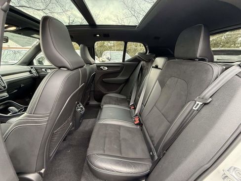 Used 2022 Volvo XC40 P8 Recharge Ultimate image 19