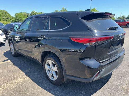 Used 2023 Toyota Highlander LE AWD/4WD image 4