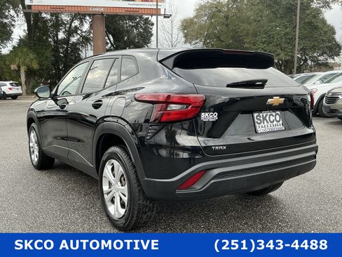 Used 2024 Chevrolet Trax LS image 3