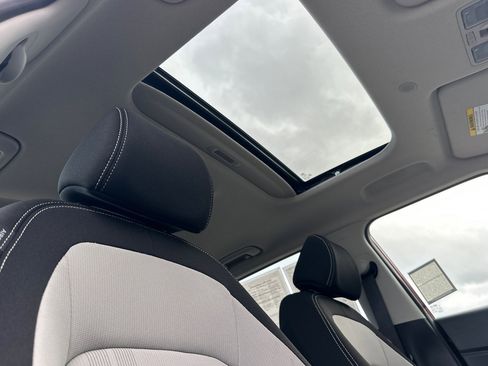 Used 2024 Hyundai Venue SEL image 19