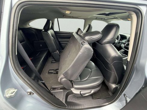 Used 2020 Toyota Highlander XLE FWD image 34