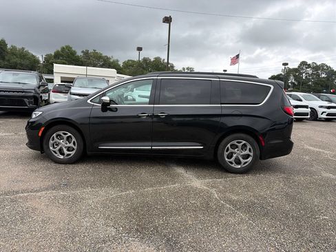 Used 2023 Chrysler Pacifica Limited FWD image 3